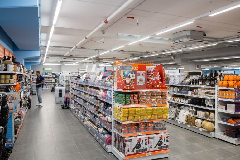 Action inaugura il suo primo store in provincia di Bari. Si trova a Modugno.